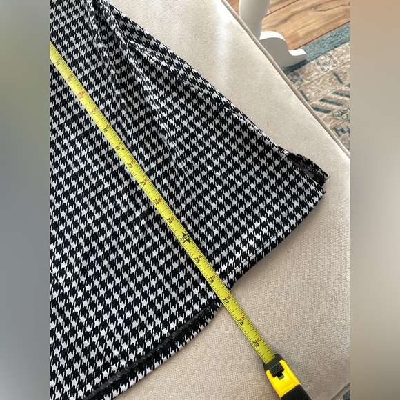 Vince Camuto Houndstooth Print Sleeveless Top - Picture 7 of 8